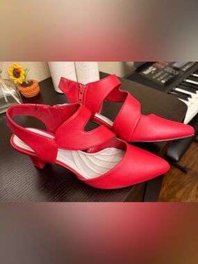 easy street Venue Asymmetrical Red High Heels Womens Size 9W NIB